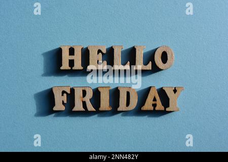 Hallo Freitag, Wörter in hölzernen Buchstaben isoliert auf blauem Hintergrund als Bannerüberschrift Stockfoto
