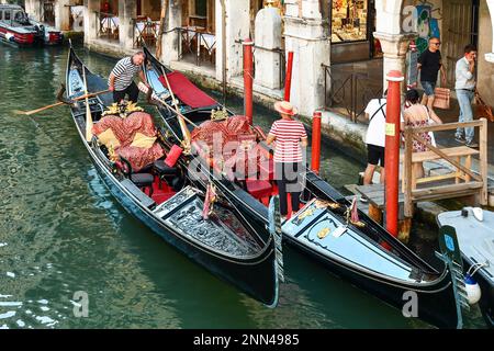 Gondoliere warten auf Touristen auf dem Rio dei Santi Apostoli Kanal in der Sestiere von Cannaregio im Sommer, Venedig, Venetien, Italien Stockfoto