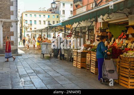 Der Rialto-Markt in Campo della Pescaria mit Obst und Gemüse steht im Sommer, Sestiere von San Polo, Venedig, Veneto, Italien Stockfoto