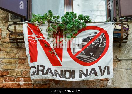 Protestflagge mit der Aufschrift „No Big Ships“ gegen den Zugang von Kreuzfahrtschiffen in der Lagune von Venedig vor einem Fenster im historischen Zentrum von Venedig, Italien Stockfoto