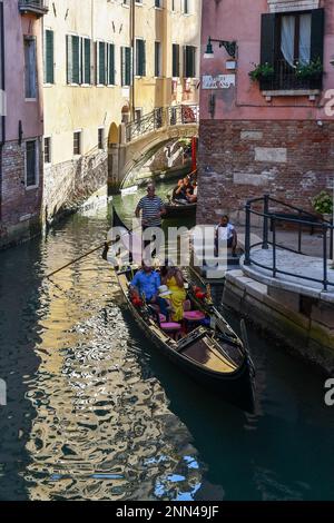 Gondeln mit Touristen auf dem Kanal Rio dei Fuseri mit der Ponte de le Colonne im Hintergrund, dem Markusviertel, Venedig, Venetien, Italien Stockfoto