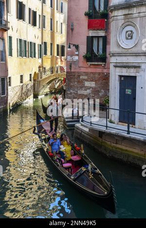 Gondeln mit Touristen auf dem Kanal Rio dei Fuseri mit der Ponte de le Colonne im Hintergrund, dem Markusviertel, Venedig, Venetien, Italien Stockfoto