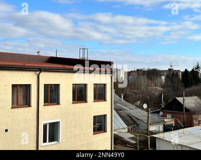 Kiew, Ukraine - Februar 2023: SpaceX Starlink Satellitenschüssel auf dem Dach eines Hauses montiert. Stockfoto