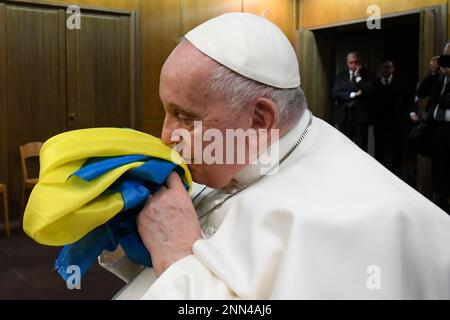 Vatikan, Vatikan. 24. Februar 2023. Italien, Rom, Vatikan, 2023/2/24. Papst Franziskus nimmt an der Filmvorführung der brennenden Freiheit in der Synod-Halle des Vatikans Teil. Foto: Vatikanische Medien / katholisches Pressefoto . BESCHRÄNKT AUF REDAKTIONELLE VERWENDUNG - KEIN MARKETING - KEINE WERBEKAMPAGNEN. Kredit: Unabhängige Fotoagentur/Alamy Live News Stockfoto