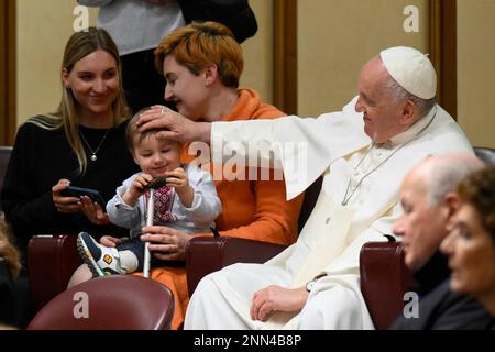 Vatikan, Vatikan. 24. Februar 2023. Italien, Rom, Vatikan, 2023/2/24. Papst Franziskus nimmt an der Filmvorführung der brennenden Freiheit in der Synod-Halle des Vatikans Teil. Foto: Vatikanische Medien / katholisches Pressefoto . BESCHRÄNKT AUF REDAKTIONELLE VERWENDUNG - KEIN MARKETING - KEINE WERBEKAMPAGNEN. Kredit: Unabhängige Fotoagentur/Alamy Live News Stockfoto