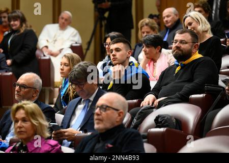 Vatikan, Vatikan. 24. Februar 2023. Italien, Rom, Vatikan, 2023/2/24. Papst Franziskus nimmt an der Filmvorführung der brennenden Freiheit in der Synod-Halle des Vatikans Teil. Foto: Vatikanische Medien / katholisches Pressefoto . BESCHRÄNKT AUF REDAKTIONELLE VERWENDUNG - KEIN MARKETING - KEINE WERBEKAMPAGNEN. Kredit: Unabhängige Fotoagentur/Alamy Live News Stockfoto