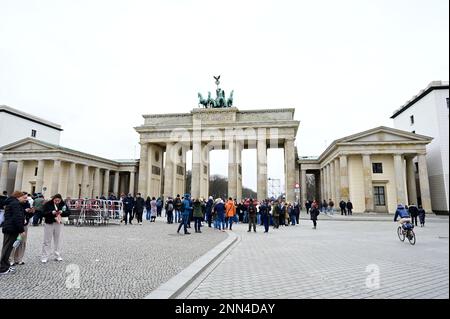 Das Brandenburger Tor in Berlin ist ein frühklassizistischer Triumphtor, das an der Westflanke des quadratischen Pariser Platzes im Berliner Ortsteil Stockfoto