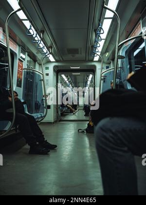 Blick von der Innenseite einer U-Bahn mit Menschen, die nicht voll gefüllt sind Stockfoto