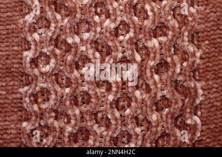 Weiche, leichte, natürliche Textur des Textilmaterials aus Strickwolle. Braune gehäkelte Baumwolle gewebte Leinwand Nahaufnahme Stockfoto