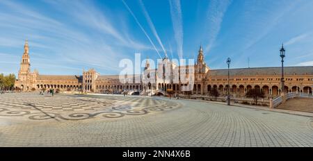 Panoramablick auf Sevillas berühmte Plaza de España Stockfoto