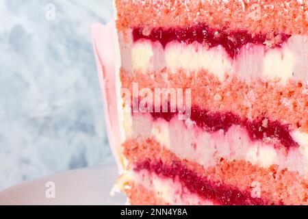 Farbenfroh, appetitlich, hell, köstlich, Keksschichten mit Vanille- und Himbeermarmelade. Hausgemachter Kuchen. Vierschichtige Kuchenstruktur aus nächster Nähe, selektiver Fokus Stockfoto