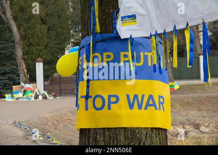 Vilnius, Litauen - ca. März 2022: Installationen in der Nähe der russischen Botschaft gegen den Krieg mit der Ukraine Stockfoto