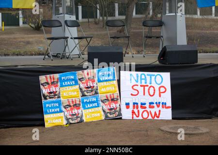 Vilnius, Litauen - ca. März 2022: Installationen in der Nähe der russischen Botschaft gegen den Krieg mit der Ukraine Stockfoto