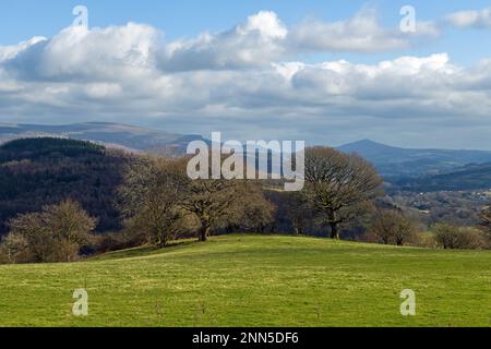 Blick von der Straße bis zum Bwlch y Waun mit atemberaubendem Blick auf die Black Mountains und den Zuckerhut in Monmouthshire Stockfoto