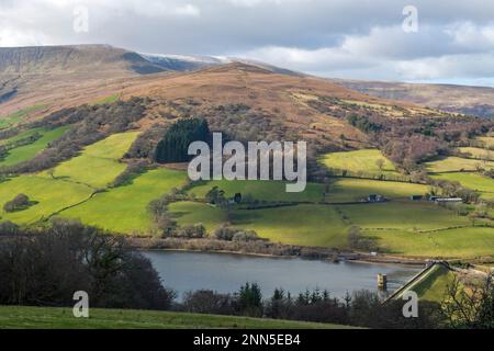 Blick über das Talybontv Reservoir nach Waun Rydd im Central Brecon Beacons National Park South Wales Stockfoto