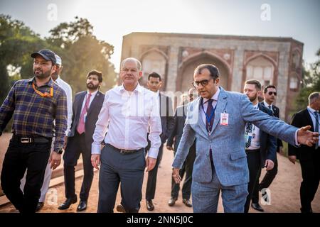 Delhi, Indien. 25. Februar 2023. Kanzler Olaf Scholz (M-l, SPD) besucht Mahatma Gandhis Denkmal (Rajghat). Scholz ist für einen zweitägigen Besuch in Indien. Kredit: Michael Kappeler/dpa/Alamy Live News Stockfoto