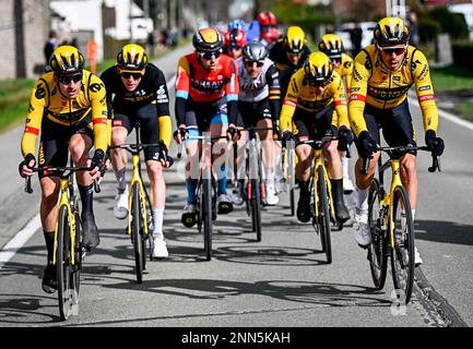 Jumbo-Visma-Fahrer in Aktion während der 78. Ausgabe des eintägigen Radrennens Omloop Het Nieuwsblad für Männer, 207,3 km von Gent nach Ninove, Samstag, 25. Februar 2023. BELGA FOTO JASPER JACOBS Stockfoto