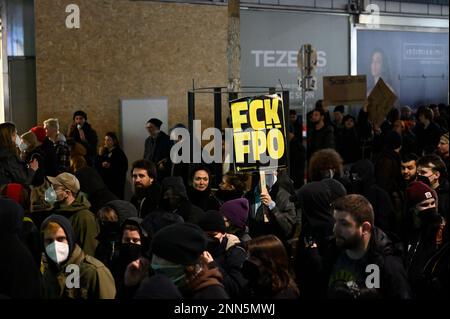 Wien, Österreich. 24. Februar 2023 Wieder Demonstrationen im Rahmen des Wiener Akademischen Balls in der Wiener Innenstadt Stockfoto