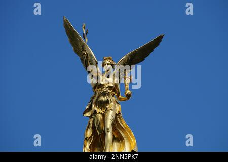 Friedensengel und klassischer Brunnen im Maximilianpark, Ende der Prinzregentenstraße (Prinzregentenstraße in München), München, Bayern Stockfoto