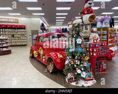 Daytona Beach, Florida, USA - Oktober 20,2023: The Interior of a Buccees Convenience Store in Daytona Beach, Florida. Stockfoto