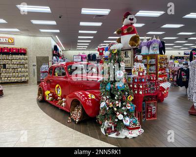 Daytona Beach, Florida, USA - Oktober 20,2023: The Interior of a Buccees Convenience Store in Daytona Beach, Florida. Stockfoto