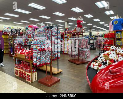 Daytona Beach, Florida, USA - Oktober 20,2023: The Interior of a Buccees Convenience Store in Daytona Beach, Florida. Stockfoto