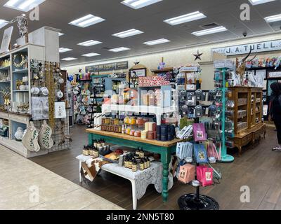 Daytona Beach, Florida, USA - Oktober 20,2023: The Interior of a Buccees Convenience Store in Daytona Beach, Florida. Stockfoto