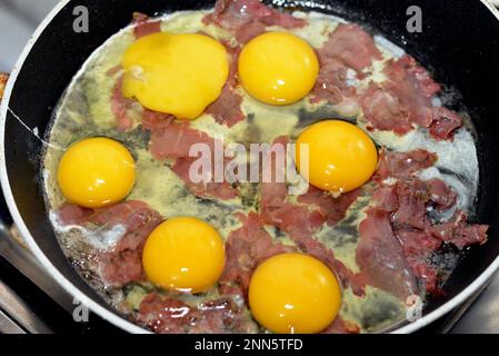 Eier werden mit Pastrami gerührt, ein Gericht aus Eiern, die gerührt, geschlagen oder bei sanftem Erhitzen zusammengeschlagen werden, mit Salz, Butter, Öl und BL Stockfoto