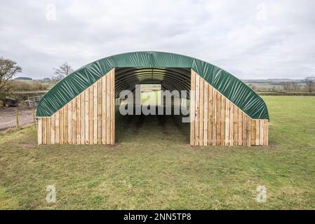 Im Februar 2023 wurde die Installation eines Polytunnels für die Lammung abgeschlossen (Back Lane, Long Preston, North Yorkshire). Stockfoto