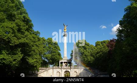 Friedensengel und klassischer Brunnen im Maximilianpark, Ende der Prinzregentenstraße (Prinzregentenstraße in München), München, Bayern Stockfoto