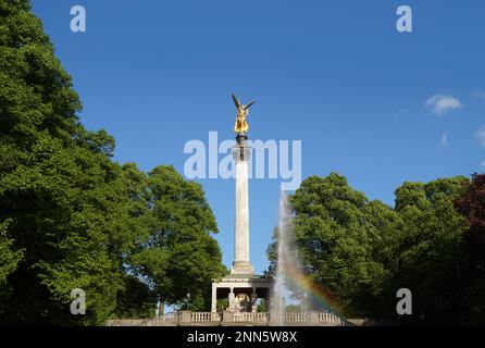 Friedensengel und klassischer Brunnen im Maximilianpark, Ende der Prinzregentenstraße (Prinzregentenstraße in München), München, Bayern Stockfoto
