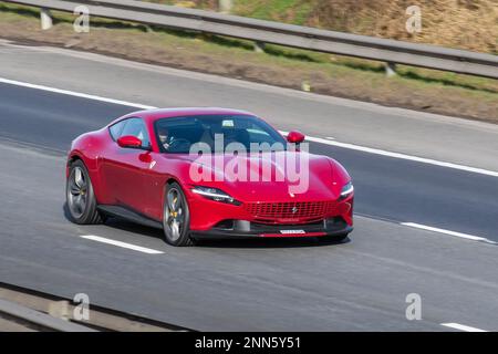 2022 Red FERRARI ROMA S-A BASIS 3855cc 7-Gang Halbautomatik. grand Touring, italienischer Hochleistungssportwagen, der auf der autobahn M6 fährt Stockfoto