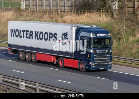 WOLTER KOOPS INTERNATIONAL LOGISTICS LIMITED, Cross-Docking, Lagerhaltung, Vertrieb, Dienstleister für temperaturgeregelte Logistik SCANIA Truck fährt auf der Autobahn M6 UK Stockfoto