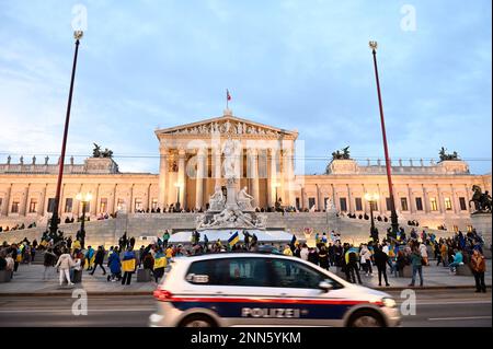 Wien, Österreich. 24. Februar 2023 Die Ukrainer protestieren gegen die mögliche Teilnahme russischer OSZE-Mitglieder am Akademischen Ball vor dem Parlament in Wien Stockfoto