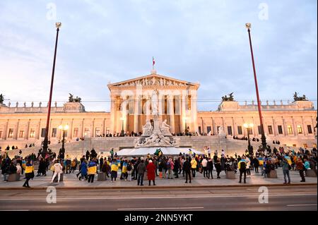 Wien, Österreich. 24. Februar 2023 Die Ukrainer protestieren gegen die mögliche Teilnahme russischer OSZE-Mitglieder am Akademischen Ball vor dem Parlament in Wien Stockfoto