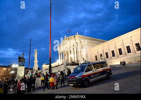 Wien, Österreich. 24. Februar 2023 Die Ukrainer protestieren gegen die mögliche Teilnahme russischer OSZE-Mitglieder am Akademischen Ball vor dem Parlament in Wien Stockfoto