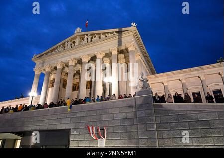 Wien, Österreich. 24. Februar 2023 Die Ukrainer protestieren gegen die mögliche Teilnahme russischer OSZE-Mitglieder am Akademischen Ball vor dem Parlament in Wien Stockfoto