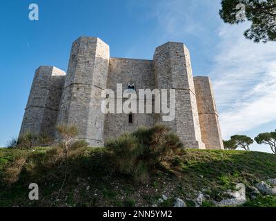 ANDRIA, ITALIEN - 30. OKTOBER 2021: Landschaft mit Castel del Monte bei schönem Sonnenuntergang und Ausblick mit Bäumen, beliebter Touristenort Stockfoto