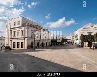 ALBEROBELLO, ITALIEN - 29. OKTOBER 2021: Piazza del Popolo in Alberobello, Italien mit stadtrat Stockfoto