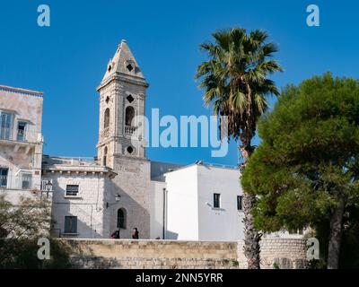 BARI, ITALIEN - 30. OKTOBER 2021: Torre della SS Annunziata in Bari, Italien mit Touristen Stockfoto