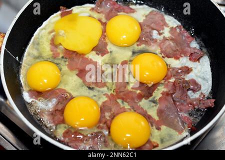 Eier werden mit Pastrami gerührt, ein Gericht aus Eiern, die gerührt, geschlagen oder bei sanftem Erhitzen zusammengeschlagen werden, mit Salz, Butter, Öl und BL Stockfoto