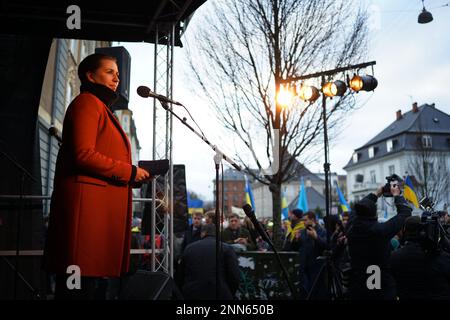 Thibault Savary / Le Pictorium - Pro-Ukraine-Demonstranten versammelten sich vor der russischen Botschaft in Kopenhagen, Dänemark. - 24/2/2023 - Dänemark / Kopenhagen - Am Freitag, den 24. Februar, versammelten Sich Einhundert ukrainische Unterstützer vor der russischen Botschaft in Kopenhagen, um das erste Jahr des Konflikts in Anwesenheit der dänischen Premierministerin Mette Frederiksen und der ukrainischen Botschafterin in Dänemark zu feiern; Der mit der Galerie sprach. Ein aufgezeichnetes Video von Volodolyr Zelenskyj wurde auf eine riesige Leinwand projiziert. Stockfoto