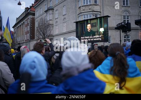 Thibault Savary / Le Pictorium - Pro-Ukraine-Demonstranten versammelten sich vor der russischen Botschaft in Kopenhagen, Dänemark. - 24/2/2023 - Dänemark / Kopenhagen - Am Freitag, den 24. Februar, versammelten Sich Einhundert ukrainische Unterstützer vor der russischen Botschaft in Kopenhagen, um das erste Jahr des Konflikts in Anwesenheit der dänischen Premierministerin Mette Frederiksen und der ukrainischen Botschafterin in Dänemark zu feiern; Der mit der Galerie sprach. Ein aufgezeichnetes Video von Volodolyr Zelenskyj wurde auf eine riesige Leinwand projiziert. Stockfoto