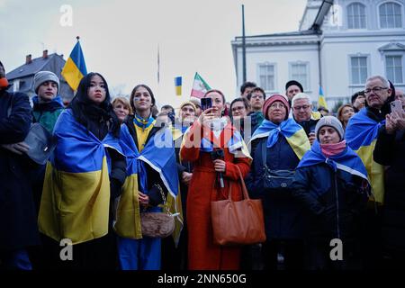 Thibault Savary / Le Pictorium - Pro-Ukraine-Demonstranten versammelten sich vor der russischen Botschaft in Kopenhagen, Dänemark. - 24/2/2023 - Dänemark / Kopenhagen - Am Freitag, den 24. Februar, versammelten Sich Einhundert ukrainische Unterstützer vor der russischen Botschaft in Kopenhagen, um das erste Jahr des Konflikts in Anwesenheit der dänischen Premierministerin Mette Frederiksen und der ukrainischen Botschafterin in Dänemark zu feiern; Der mit der Galerie sprach. Ein aufgezeichnetes Video von Volodolyr Zelenskyj wurde auf eine riesige Leinwand projiziert. Stockfoto