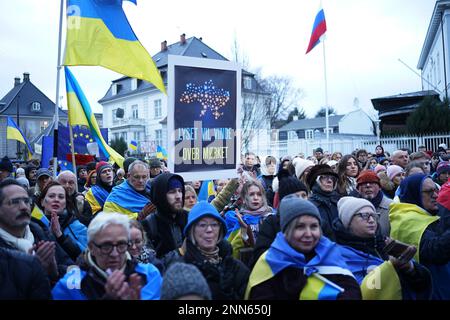 Thibault Savary / Le Pictorium - Pro-Ukraine-Demonstranten versammelten sich vor der russischen Botschaft in Kopenhagen, Dänemark. - 24/2/2023 - Dänemark / Kopenhagen - Am Freitag, den 24. Februar, versammelten Sich Einhundert ukrainische Unterstützer vor der russischen Botschaft in Kopenhagen, um das erste Jahr des Konflikts in Anwesenheit der dänischen Premierministerin Mette Frederiksen und der ukrainischen Botschafterin in Dänemark zu feiern; Der mit der Galerie sprach. Ein aufgezeichnetes Video von Volodolyr Zelenskyj wurde auf eine riesige Leinwand projiziert. Stockfoto