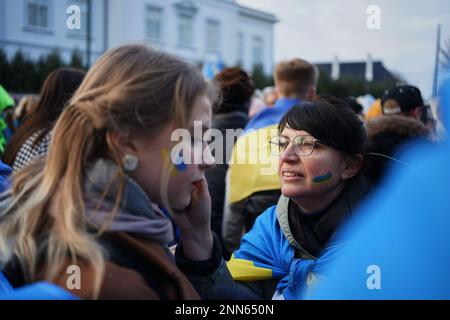 Thibault Savary / Le Pictorium - Pro-Ukraine-Demonstranten versammelten sich vor der russischen Botschaft in Kopenhagen, Dänemark. - 24/2/2023 - Dänemark / Kopenhagen - Am Freitag, den 24. Februar, versammelten Sich Einhundert ukrainische Unterstützer vor der russischen Botschaft in Kopenhagen, um das erste Jahr des Konflikts in Anwesenheit der dänischen Premierministerin Mette Frederiksen und der ukrainischen Botschafterin in Dänemark zu feiern; Der mit der Galerie sprach. Ein aufgezeichnetes Video von Volodolyr Zelenskyj wurde auf eine riesige Leinwand projiziert. Stockfoto