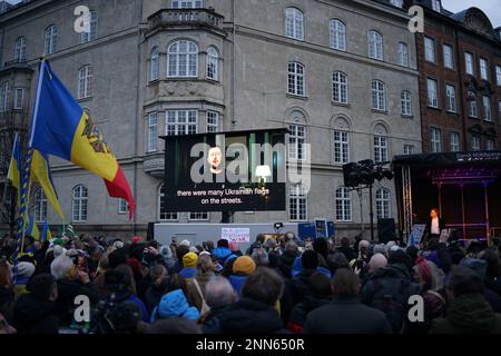 Thibault Savary / Le Pictorium - Pro-Ukraine-Demonstranten versammelten sich vor der russischen Botschaft in Kopenhagen, Dänemark. - 24/2/2023 - Dänemark / Kopenhagen - Am Freitag, den 24. Februar, versammelten Sich Einhundert ukrainische Unterstützer vor der russischen Botschaft in Kopenhagen, um das erste Jahr des Konflikts in Anwesenheit der dänischen Premierministerin Mette Frederiksen und der ukrainischen Botschafterin in Dänemark zu feiern; Der mit der Galerie sprach. Ein aufgezeichnetes Video von Volodolyr Zelenskyj wurde auf eine riesige Leinwand projiziert. Stockfoto