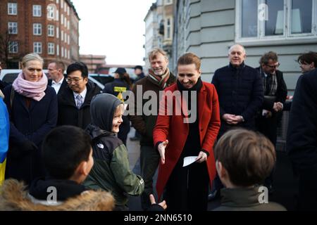 Thibault Savary / Le Pictorium - Pro-Ukraine-Demonstranten versammelten sich vor der russischen Botschaft in Kopenhagen, Dänemark. - 24/2/2023 - Dänemark / Kopenhagen - Am Freitag, den 24. Februar, versammelten Sich Einhundert ukrainische Unterstützer vor der russischen Botschaft in Kopenhagen, um das erste Jahr des Konflikts in Anwesenheit der dänischen Premierministerin Mette Frederiksen und der ukrainischen Botschafterin in Dänemark zu feiern; Der mit der Galerie sprach. Ein aufgezeichnetes Video von Volodolyr Zelenskyj wurde auf eine riesige Leinwand projiziert. Stockfoto