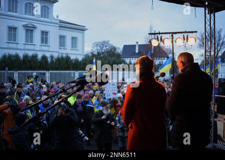 Thibault Savary / Le Pictorium - Pro-Ukraine-Demonstranten versammelten sich vor der russischen Botschaft in Kopenhagen, Dänemark. - 24/2/2023 - Dänemark / Kopenhagen - Am Freitag, den 24. Februar, versammelten Sich Einhundert ukrainische Unterstützer vor der russischen Botschaft in Kopenhagen, um das erste Jahr des Konflikts in Anwesenheit der dänischen Premierministerin Mette Frederiksen und der ukrainischen Botschafterin in Dänemark zu feiern; Der mit der Galerie sprach. Ein aufgezeichnetes Video von Volodolyr Zelenskyj wurde auf eine riesige Leinwand projiziert. Stockfoto