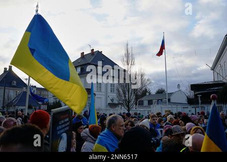 Thibault Savary / Le Pictorium - Pro-Ukraine-Demonstranten versammelten sich vor der russischen Botschaft in Kopenhagen, Dänemark. - 24/2/2023 - Dänemark / Kopenhagen - Am Freitag, den 24. Februar, versammelten Sich Einhundert ukrainische Unterstützer vor der russischen Botschaft in Kopenhagen, um das erste Jahr des Konflikts in Anwesenheit der dänischen Premierministerin Mette Frederiksen und der ukrainischen Botschafterin in Dänemark zu feiern; Der mit der Galerie sprach. Ein aufgezeichnetes Video von Volodolyr Zelenskyj wurde auf eine riesige Leinwand projiziert. Stockfoto